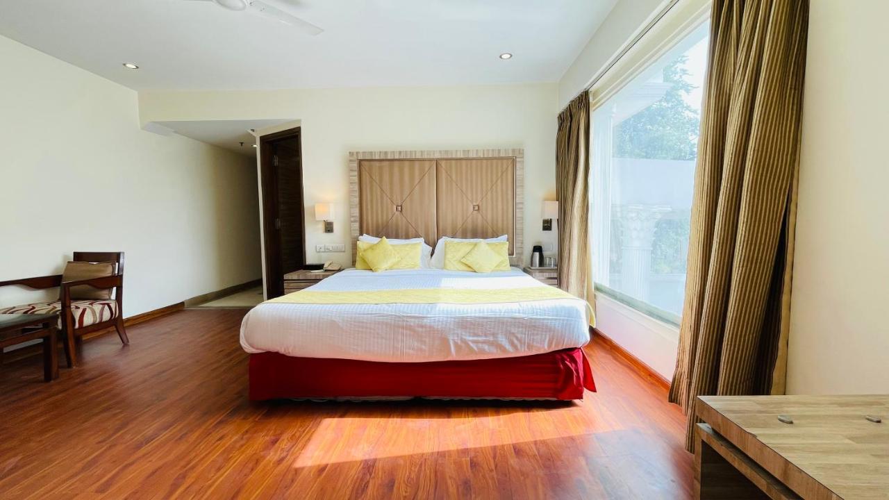 ホテル Surasena Regal Vista Agra アーグラ エクステリア 写真