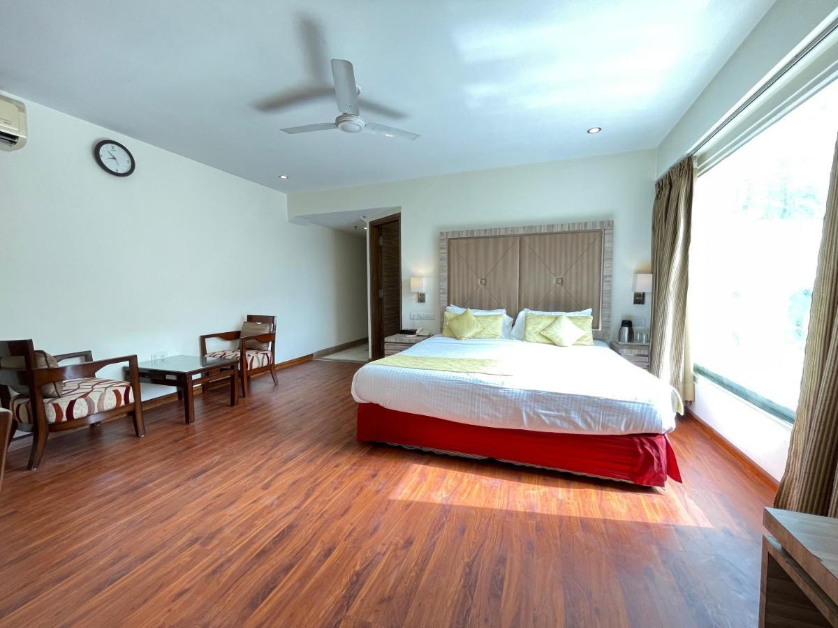 ホテル Surasena Regal Vista Agra アーグラ エクステリア 写真